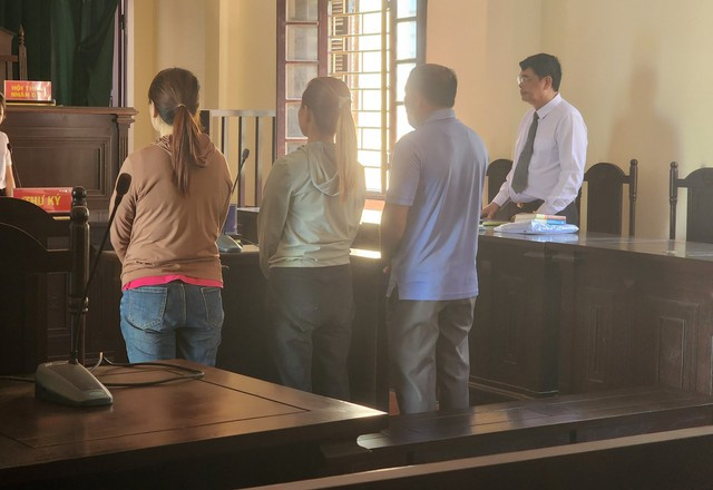Do vắng mặt nhiều bị cáo nên HĐXX cấp sơ thẩm đã tạm hoãn phiên tòa. Do vắng mặt nhiều bị cáo nên HĐXX cấp sơ thẩm đã tạm hoãn phiên tòa.