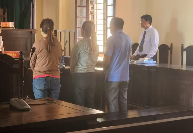 Do vắng mặt nhiều bị cáo nên HĐXX cấp sơ thẩm đã tạm hoãn phiên tòa.