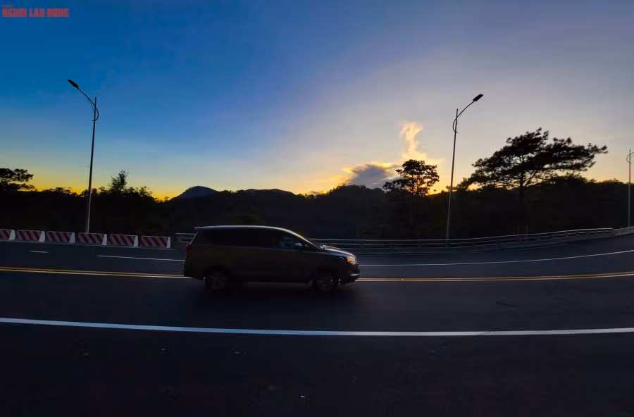 Một góc ngắm cảnh hoàng hôn khá "chill" trên đoạn đèo Prenn đang cho lưu thông tạm
