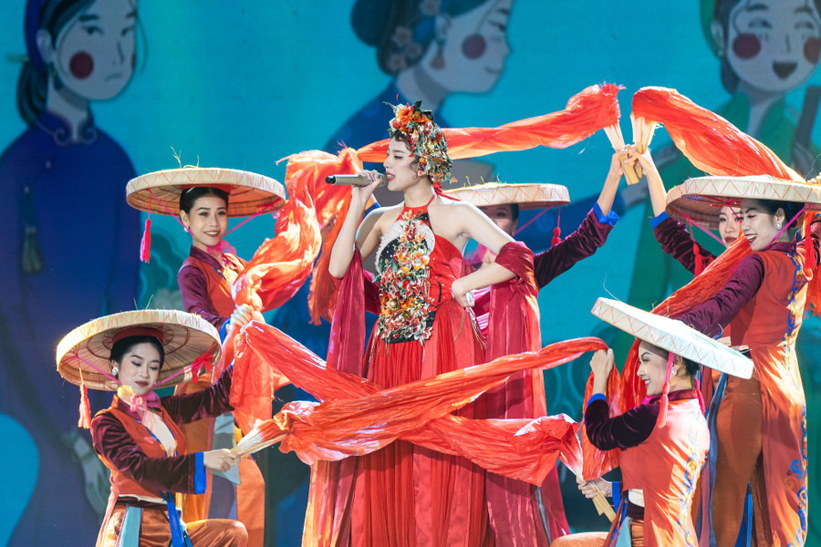 Nhạc sĩ Huy Tuấn cho biết màu sắc riêng biệt của Lamoon, cách chọn bài và năng lượng tích cực mà cô giữ được từ đầu chương trình đến giờ là điều mà anh rất thích. Đạo diễn Nguyễn Quang Dũng cho biết nếu anh là đạo diễn một chương trình chắc chắn anh muốn có Lamoon tham gia vì cô chính là điều thú vị mà chương trình nào cũng muốn có. Ảnh: NVCC