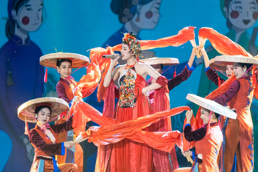 Nhạc sĩ Huy Tuấn cho biết màu sắc riêng biệt của Lamoon, cách chọn bài và năng lượng tích cực mà cô giữ được từ đầu chương trình đến giờ là điều mà anh rất thích. Đạo diễn Nguyễn Quang Dũng cho biết nếu anh là đạo diễn một chương trình chắc chắn anh muốn có Lamoon tham gia vì cô chính là điều thú vị mà chương trình nào cũng muốn có. Ảnh: NVCC