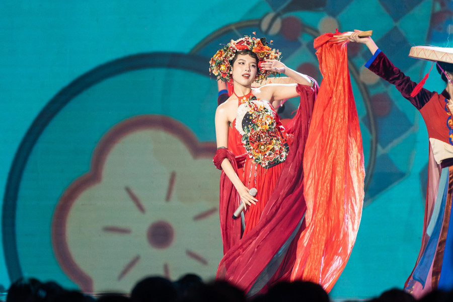 Từ những ca khúc đậm màu Tây Bắc, đến những giai điệu quen thuộc của Mắt nai cha cha cha, ở tuần này, nữ thí sinh chọn Còn duyên cho chủ đề Nét dân gian. Đây là một ca khúc thuộc dân ca quan họ Bắc Ninh nhưng Lamoon cùng DTAP đã mang đến một hơi thở hoàn toàn mới khiến các giám khảo thích thú. Ảnh: NVCC