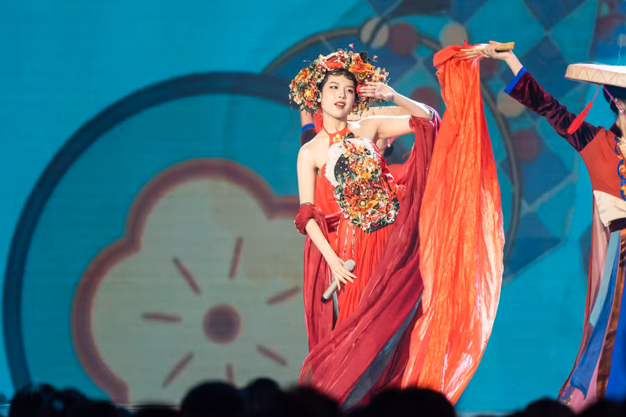 Từ những ca khúc đậm màu Tây Bắc, đến những giai điệu quen thuộc của Mắt nai cha cha cha, ở tuần này, nữ thí sinh chọn Còn duyên cho chủ đề Nét dân gian. Đây là một ca khúc thuộc dân ca quan họ Bắc Ninh nhưng Lamoon cùng DTAP đã mang đến một hơi thở hoàn toàn mới khiến các giám khảo thích thú. Ảnh: NVCC