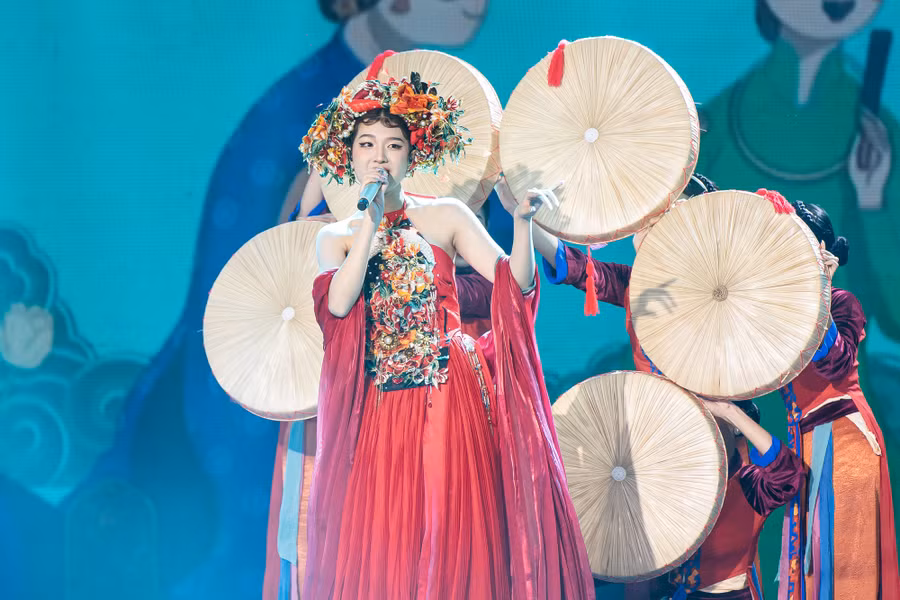 Cả ba giám khảo đều đánh giá cao phần thi này, đặc biệt là Mỹ Tâm. Cô chia sẻ nếu Vietnam Idol 2023 thiếu đi Lamoon chắc chắn sẽ thiếu đi sự thú vị của mùa giải năm nay. Ảnh: NVCC