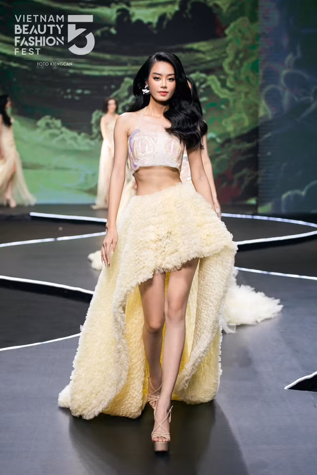 Khi nói về định hướng phát triển trong tương lai, Bùi Khánh Linh chia sẻ: "Hiện tại, tôi chỉ là một cô gái trẻ hơn 20 tuổi và muốn có thêm những trải nghiệm công việc, vai trò khác nhau để biết đâu mới là công việc phù hợp với mình. Tôi muốn mỗi bước đi của mình đều là bước đi chắc chắn". Ảnh: FBNV