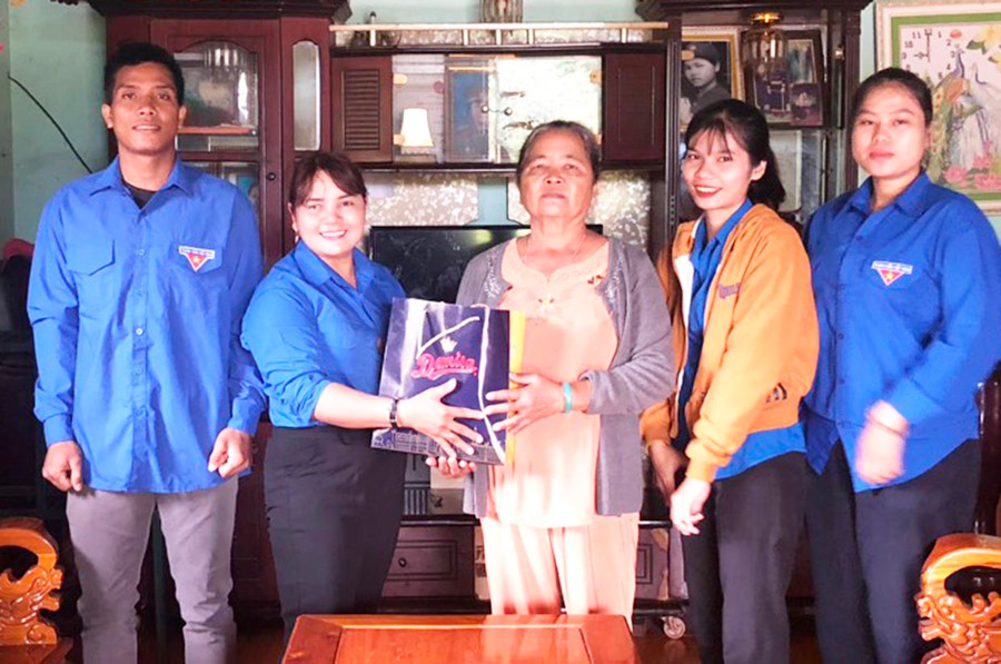 Chị Rơ Mah Hà Huy (thứ 2 từ trái qua)-Bí thư Đoàn xã Ia Pnôn (huyện Đức Cơ) tặng quà cho người dân khó khăn. Ảnh: Phan Lài Chị Rơ Mah Hà Huy (thứ 2 từ trái qua)-Bí thư Đoàn xã Ia Pnôn (huyện Đức Cơ) tặng quà cho người dân khó khăn. Ảnh: Phan Lài