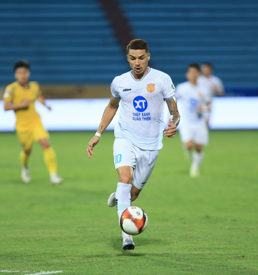 Hendrio ghi bàn giữ lại 1 điểm cho CLB Nam Định trên sân Thiên Trường. Ảnh: MINH TÚ Hendrio ghi bàn giữ lại 1 điểm cho CLB Nam Định trên sân Thiên Trường. Ảnh: MINH TÚ