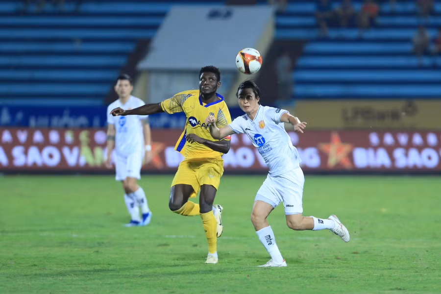 Olaha (trái) ghi bàn mở tỷ số cho SLNA. Ảnh: MINH TÚ