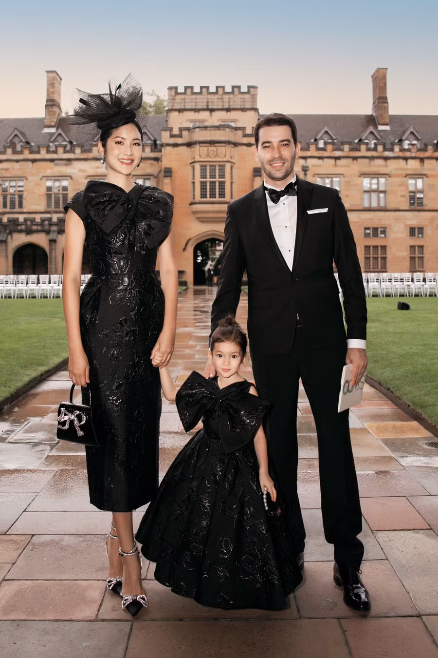 Hoa hậu Hoàn vũ Thái Lan 2007 Farung Yuthithum từ Thái Lan đến Úc tham dự show cùng chồng là doanh nhân Andrian Zahariev và con gái. Ảnh: Kiếng Cận