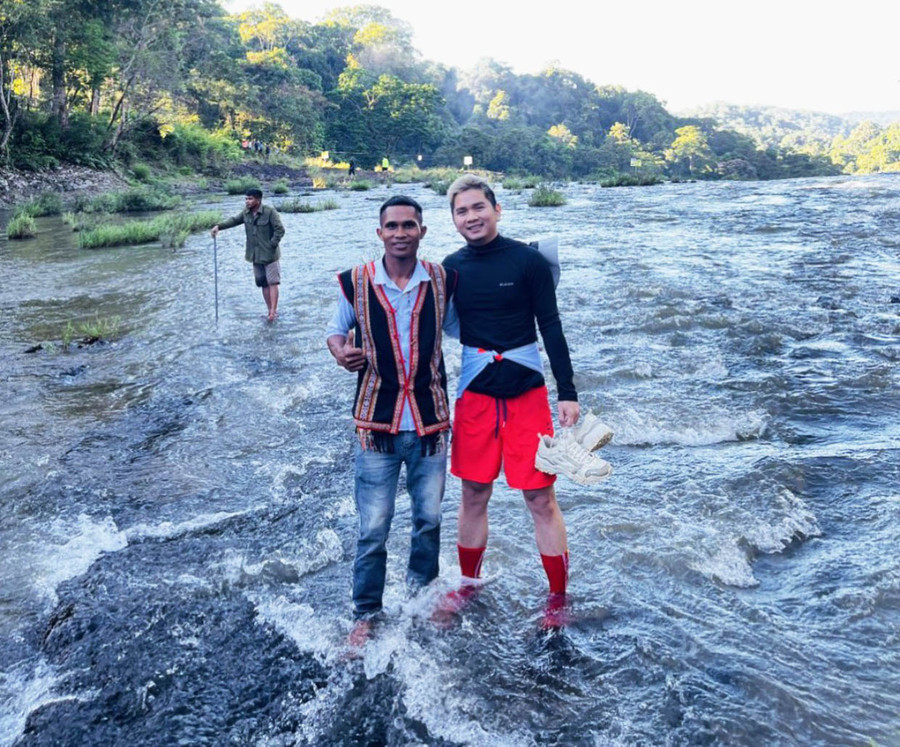 Anh Đinh Văn Quý (bìa trái) dẫn du khách trải nghiệm thắng cảnh của địa phương. Ảnh: R'Ô HOK Anh Đinh Văn Quý (bìa trái) dẫn du khách trải nghiệm thắng cảnh của địa phương. Ảnh: R'Ô HOK