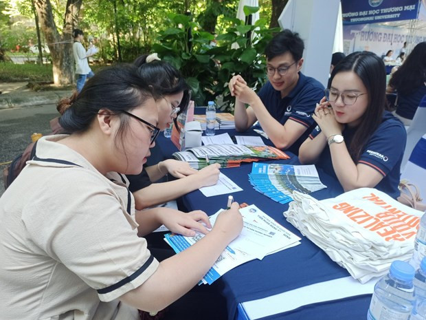 Thí sinh dự tư vấn lựa chọn ngành nghề của các trường đại học. (Ảnh: PM/Vietnam+) Thí sinh dự tư vấn lựa chọn ngành nghề của các trường đại học. (Ảnh: PM/Vietnam+)