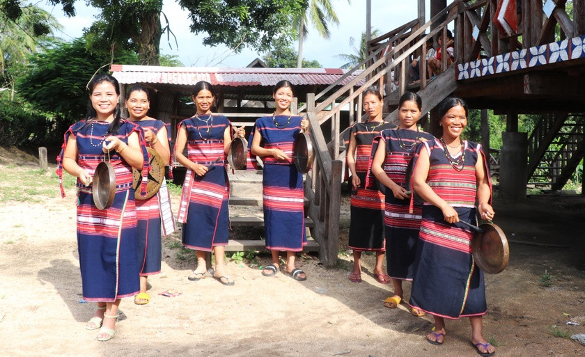 Phụ nữ xã Ya Ma (huyện Kông Chro) tập diễn tấu cồng chiêng. Ảnh: An Phát