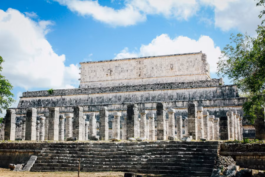Bên cạnh đền Kukulkan, đền thờ các Chiến binh (Temple of the Warriors) cũng là một công trình tiêu biểu tại Chichen Itza. Công trình có 4 mặt, được trang trí với các họa tiết chạm trổ cầu kỳ, bao quanh bởi những cột trụ (Group of a Thousand Columns). Ảnh: MINH ĐỨC