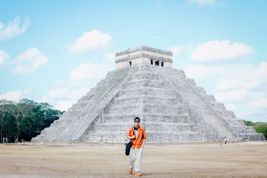 Du khách thông thường sẽ mất khoảng 3 tiếng để tham quan toàn bộ khu di tích Chichen Itza. Tuy nhiên, nhắc tới Chichen Itza, nhiều người sẽ nhớ ngay tới kim tự tháp El Castillo - hay còn được gọi là đền Kukulkan, công trình tiêu biểu của Chichen Itza với kiến trúc ấn tượng. Ảnh: MINH ĐỨC