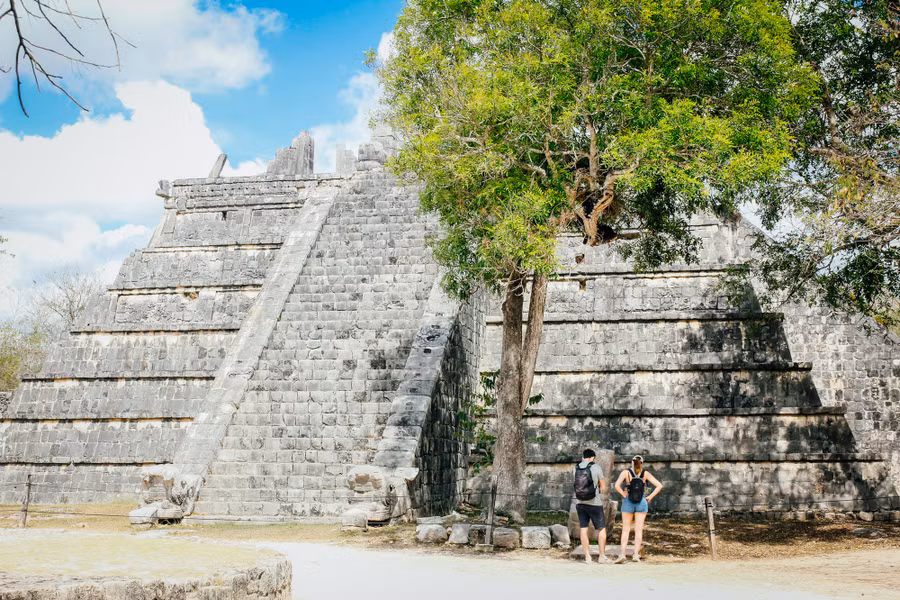 Trong tiếng Maya cổ đại, Chichen Itza có nghĩa là “At the mouth of the well of Itza" (Tạm dịch: Ở miệng giếng của người Itza). Thành phố cổ được hình thành và phát triển thời kỳ tiền Columbia trên bán đảo Yucatan, Mexico và là một trong những đô thị cổ đại lớn nhất vùng Trung Mỹ thời bấy giờ. Ảnh: Minh Đức