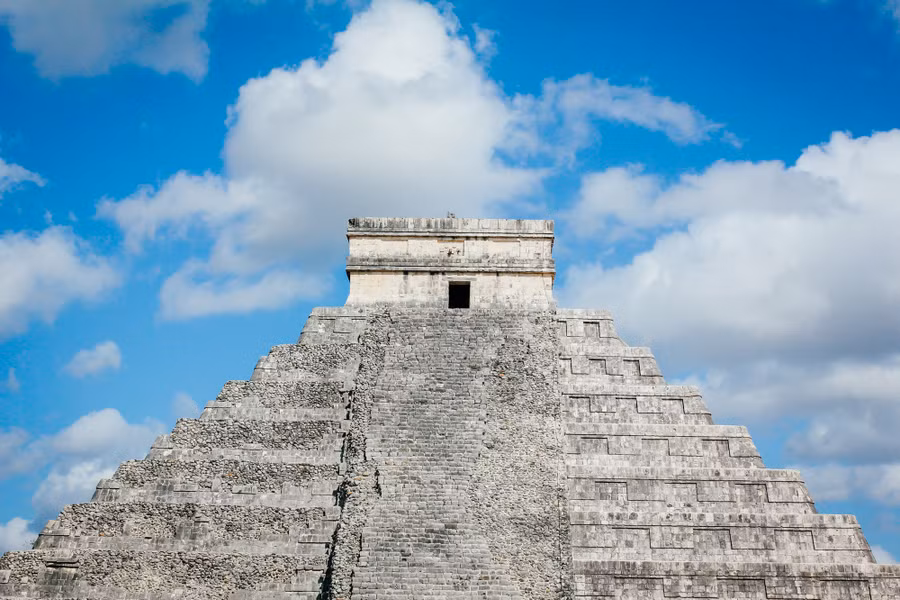 Đền Kukulkan gắn liền với vị thần sáng thế Kukulkan của văn hóa Maya. Kim tự tháp có 4 mặt, mỗi mặt có 91 bậc thang, tổng cộng 364 bậc cộng với phần đỉnh trên cùng tạo thành 365 bậc, tương đương với số ngày trong một năm dương lịch. Vào ngày Xuân phân và Thu phân hàng năm, mặt trời chiếu xuống kim tự tháp sẽ tạo ra hiệu ứng hình ảnh một con rắn khổng lồ uốn lượn từ đỉnh tháp xuống chân tháp. Công trình mang giá trị tiêu biểu về kiến trúc, nghệ thuật, và chiêm tinh học trong văn hóa Maya cổ đại. Ảnh: MINH ĐỨC