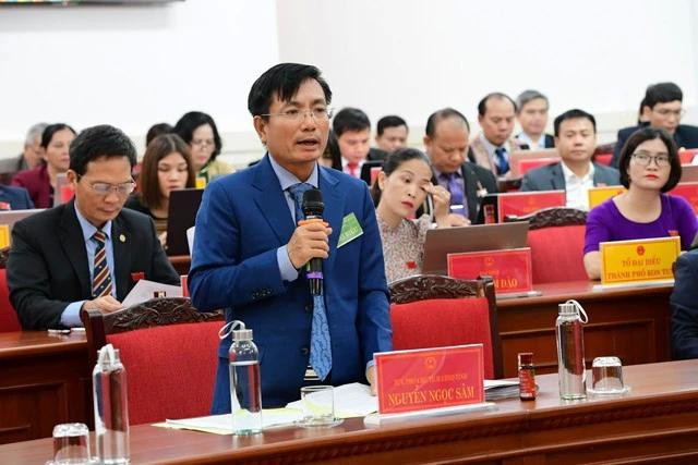 Ông Nguyễn Ngọc Sâm, Phó chủ tịch UBND tỉnh Kon Tum trả lời chất vấn tại kỳ họp thứ 7 HĐND tỉnh Kon Tum. Ảnh: ĐỨC NHẬT