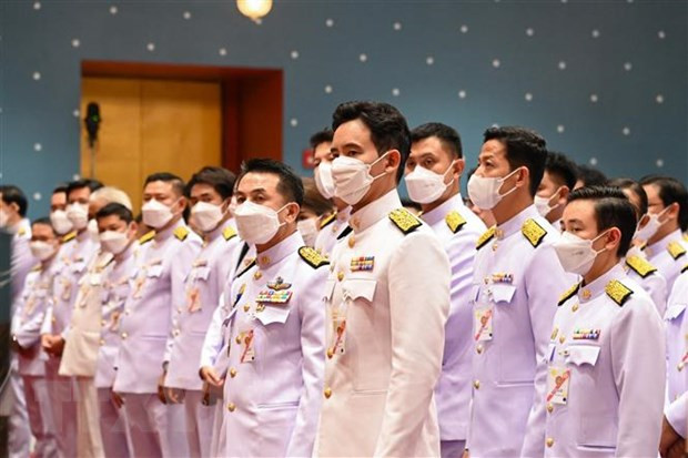 Lãnh đạo đảng MFP Pita Limjaroenrat (giữa), ứng viên Thủ tướng Thái Lan cùng các nghị sỹ tại phiên khai mạc Quốc hội khóa mới ở Bangkok, ngày 3/7/2023. (Ảnh: AFP/TTXVN) Lãnh đạo đảng MFP Pita Limjaroenrat (giữa), ứng viên Thủ tướng Thái Lan cùng các nghị sỹ tại phiên khai mạc Quốc hội khóa mới ở Bangkok, ngày 3/7/2023. (Ảnh: AFP/TTXVN)