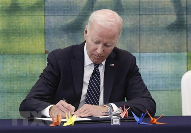 Tổng thống Mỹ Joe Biden viết lưu bút tại Bảo tàng Tưởng niệm hòa bình Hiroshima, Nhật Bản, ngày 19/5/2023. (Ảnh: Kyodo/TTXVN) Tổng thống Mỹ Joe Biden viết lưu bút tại Bảo tàng Tưởng niệm hòa bình Hiroshima, Nhật Bản, ngày 19/5/2023. (Ảnh: Kyodo/TTXVN)