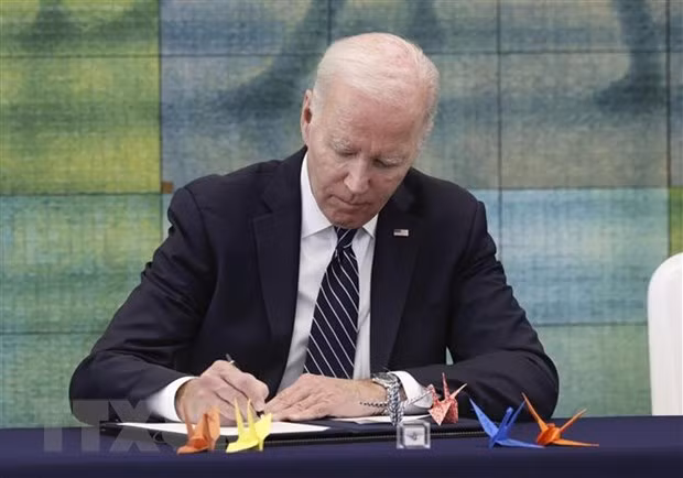 Tổng thống Mỹ Joe Biden viết lưu bút tại Bảo tàng Tưởng niệm hòa bình Hiroshima, Nhật Bản, ngày 19/5/2023. (Ảnh: Kyodo/TTXVN)