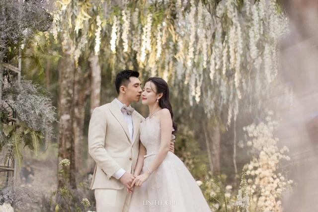 Khoảnh khắc tình cảm của Midu và thiếu gia Minh Đạt trong buổi tiệc riêng tư ở Đà Lạt. Khoảnh khắc tình cảm của Midu và thiếu gia Minh Đạt trong buổi tiệc riêng tư ở Đà Lạt.