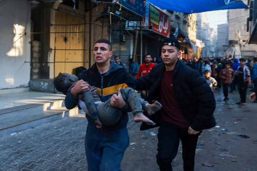 Chuyển em nhỏ bị thương trong vụ oanh tạc của Israel xuống thành phố Rafah, phía Nam Dải Gaza sau khi lệnh ngừng bắn hết hiệu lực, ngày 1/12/2023. (Ảnh: AFP/TTXVN) Chuyển em nhỏ bị thương trong vụ oanh tạc của Israel xuống thành phố Rafah, phía Nam Dải Gaza sau khi lệnh ngừng bắn hết hiệu lực, ngày 1/12/2023. (Ảnh: AFP/TTXVN)