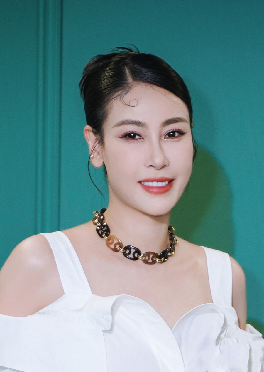 Hoa hậu Hà Kiều Anh khiến nhiều người trầm trồ bởi nhan sắc trẻ trung. Người đẹp 47 tuổi trung thành với phong cách thời trang thanh lịch nhưng vẫn toát lên vẻ gợi cảm. Dù bận rộn với gia đình song Hà Kiều Anh vẫn dành cho bản thân khoảng thời gian riêng để gặp gỡ bạn bè và đi du lịch. Ảnh: BTC