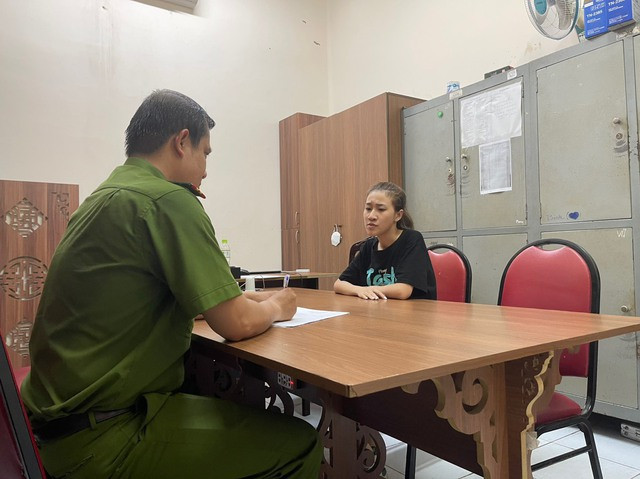 Triệt phá đường dây hoa hậu, người mẫu, tiktoker bán dâm ở Sài Gòn - Ảnh 2. Công an lấy lời khai của Vân Anh. Ảnh: CTV