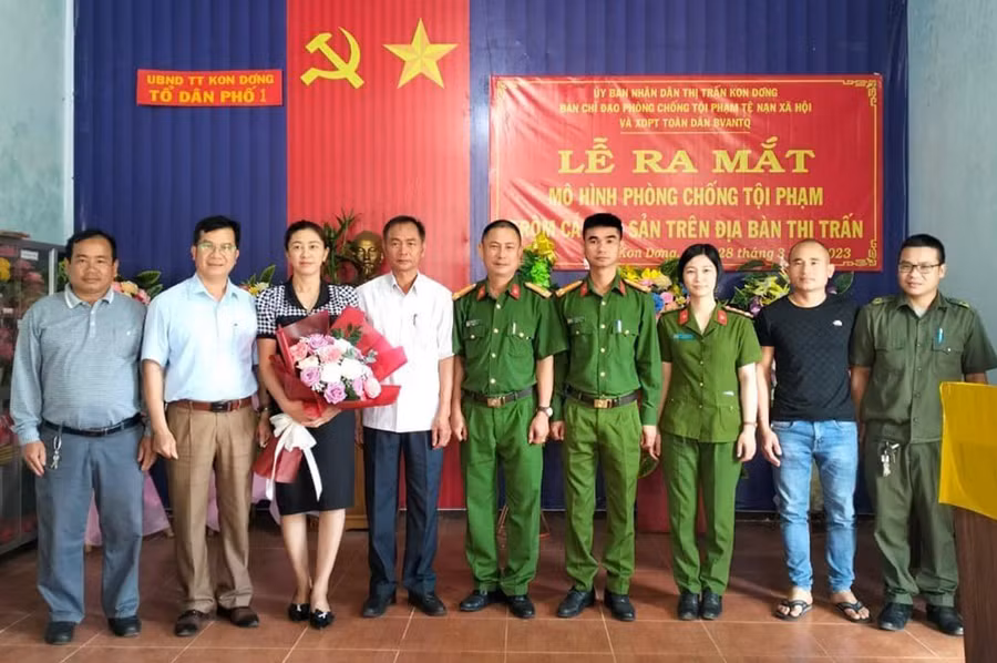 Ra mắt mô hình phòng-chống trộm cắp tài sản tại thị trấn Kon Dơng, huyện Mang Yang. Ảnh: R'Ô HOK