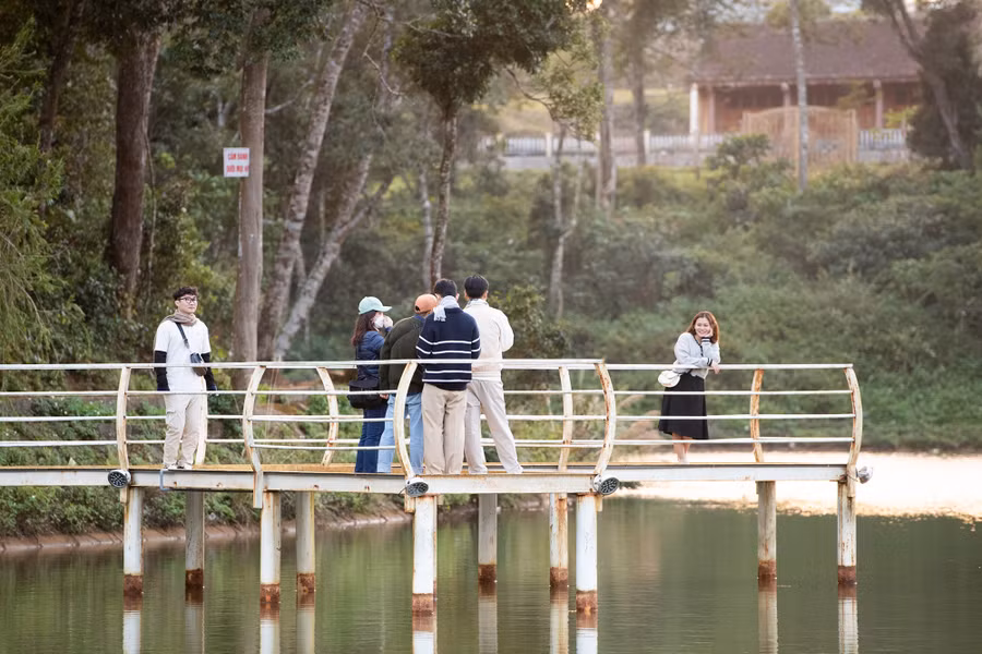 Đón hoàng hôn bên hồ Toong Po.