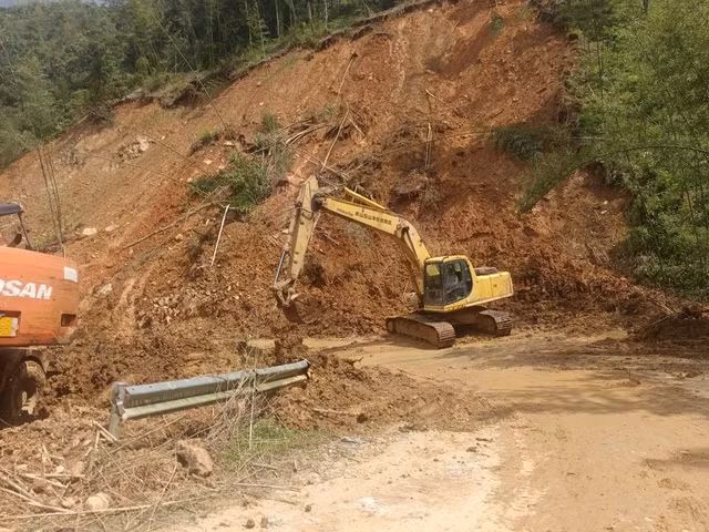 Một điểm sạt lở đất tại xã Ca Thành do mưa bão