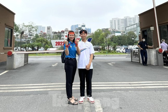 Nguyễn Quốc Cường và cô giáo chủ nhiệm khi tham dự Cuộc thi &quot;Đường lên đỉnh Olympia&quot;.