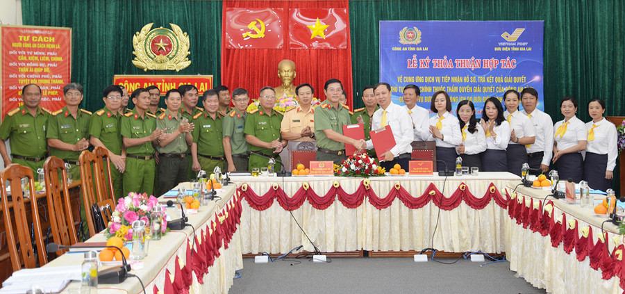 Lễ ký kết thỏa thuận hợp tác về cung ứng dịch vụ tiếp nhận hồ sơ, trả kết quả giải quyết thủ tục hành chính thuộc thẩm quyền giải quyết của Công an tỉnh qua dịch vụ bưu chính công ích do Bưu điện tỉnh thực hiện. Ảnh: Hà Phương