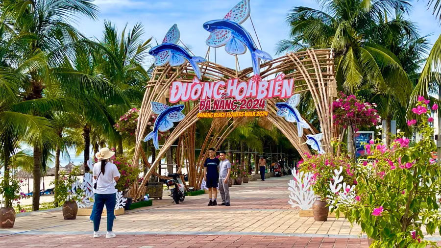 2 cổng chào nằm ở đầu và cuối tuyến đường dạo ven biển (nút Võ Văn kiệt và vỉa hè nút Hoàng Kế Viêm. Ảnh: Nguyễn Tú