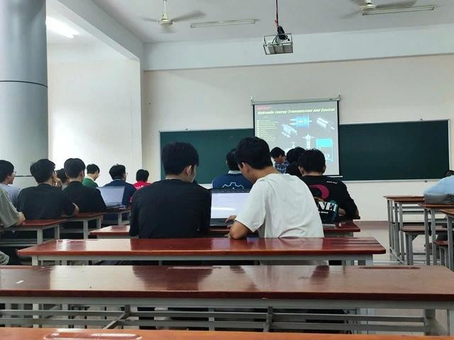 Có phải người trẻ ngày càng mất tập trung? ẢNH: LƯU NGUYÊN PHƯƠNG Có phải người trẻ ngày càng mất tập trung? ẢNH: LƯU NGUYÊN PHƯƠNG