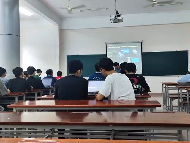 Có phải người trẻ ngày càng mất tập trung? ẢNH: LƯU NGUYÊN PHƯƠNG