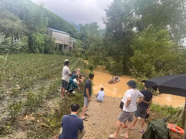 Lực lượng chức năng và người dân tích cực tìm kiếm nạn nhân. Ảnh FB