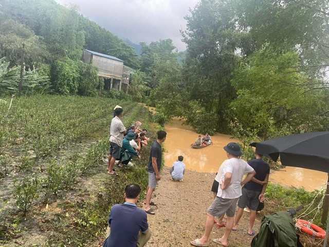 Lực lượng chức năng và người dân tích cực tìm kiếm nạn nhân. Ảnh FB Lực lượng chức năng và người dân tích cực tìm kiếm nạn nhân. Ảnh FB