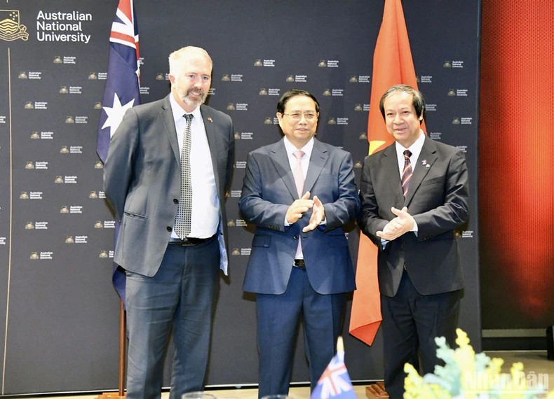 Thủ tướng Phạm Minh Chính chụp ảnh lưu niệm với Bộ trưởng Giáo dục Australia Anthony Chisholm, Bộ trưởng Giáo dục và Đào tạo Nguyễn Kim Sơn.