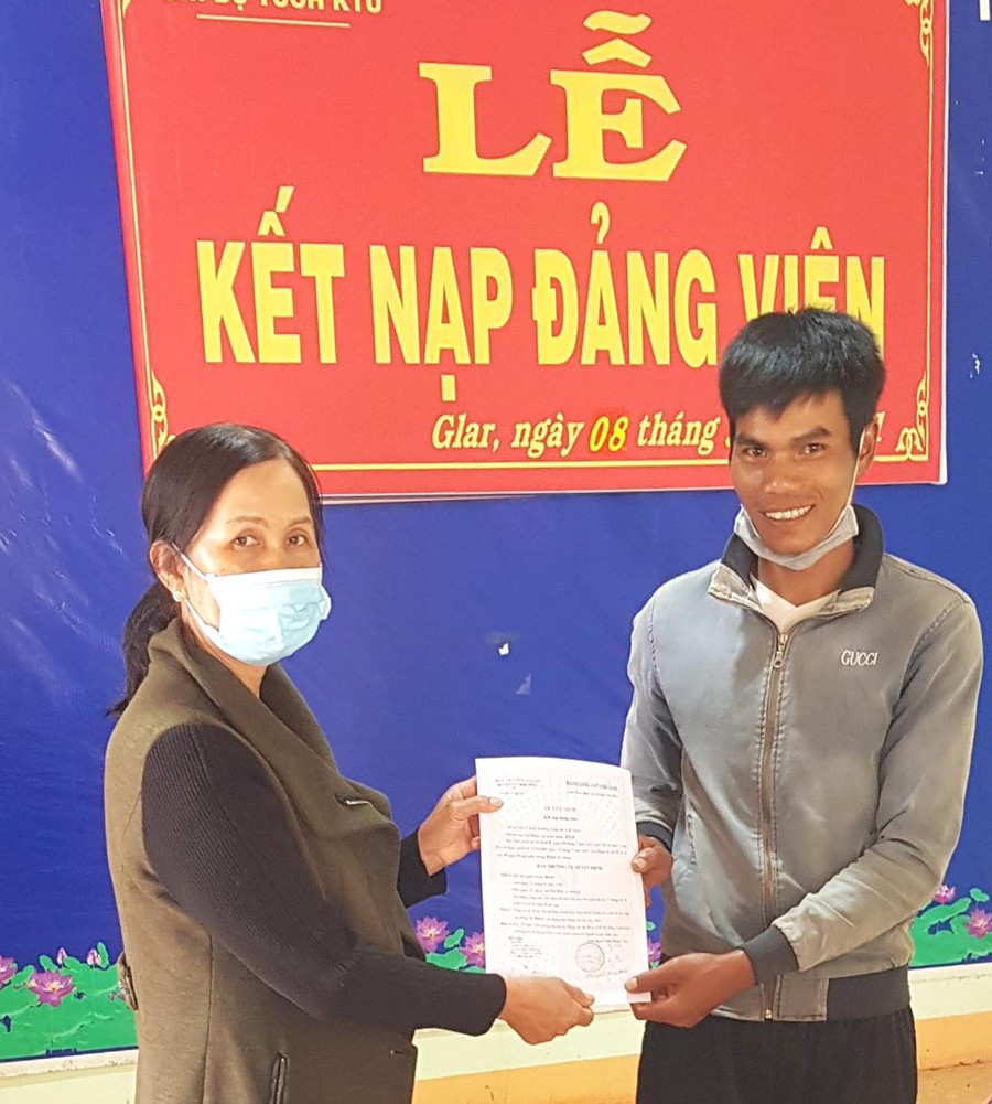 Chi bộ thôn Tuơh KTu (xã Glar) kết nạp đảng viên mới. Ảnh: Phạm Oanh Chi bộ thôn Tuơh KTu (xã Glar) kết nạp đảng viên mới. Ảnh: Phạm Oanh