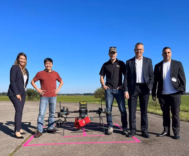 Ông Lương Việt Quốc (áo đỏ), CEO của RtR và đối tác lãnh đạo Công ty Protrack (Israel) cùng chuyên viên Idan.