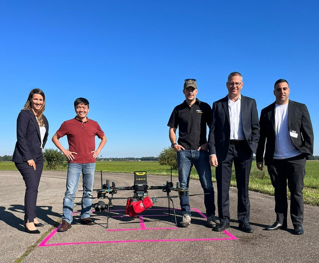 Máy bay không người lái của Việt Nam gây ấn tượng trên bầu trời nước Đức - Ảnh 4. Ông Lương Việt Quốc (áo đỏ), CEO của RtR và đối tác lãnh đạo Công ty Protrack (Israel) cùng chuyên viên Idan.