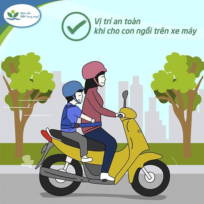Vị trí an toàn cho trẻ khi ngồi xe máy. Ảnh: Bệnh viện Nhi Trung ương Vị trí an toàn cho trẻ khi ngồi xe máy. Ảnh: Bệnh viện Nhi Trung ương