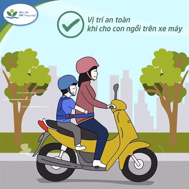Vị trí an toàn cho trẻ khi ngồi xe máy. Ảnh: Bệnh viện Nhi Trung ương