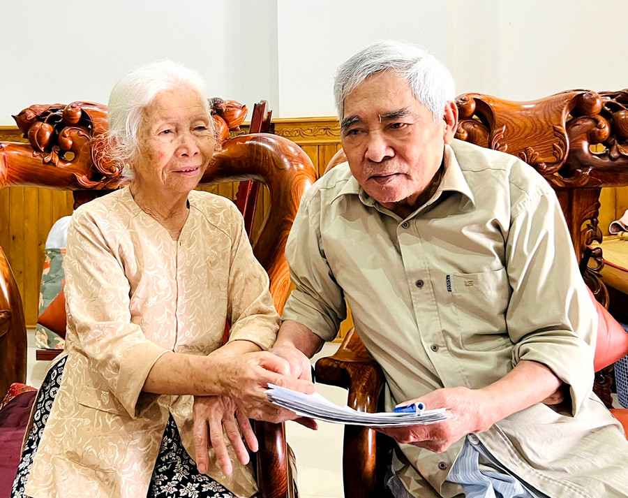 Ông Nguyễn Văn Diệp cùng vợ ôn lại truyền thống cách mạng. Ảnh: Phan Lài