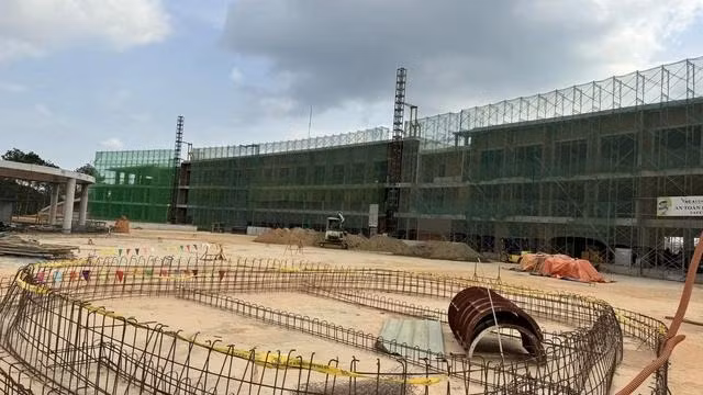 Khối dịch vụ 2 xây dựng không có giấy phép. Ảnh: LÂM VIÊN