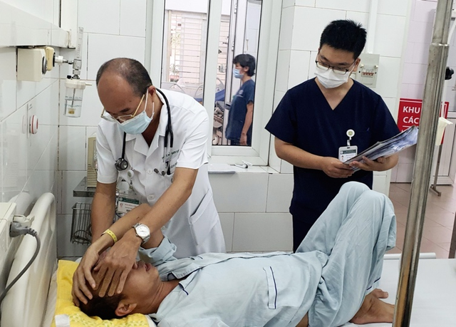 Nam bệnh nhân bị nhiễm "vi khuẩn ăn thịt người" được theo dõi tại bệnh viện. Ảnh: Bác sĩ cung cấp Nam bệnh nhân bị nhiễm "vi khuẩn ăn thịt người" được theo dõi tại bệnh viện. Ảnh: Bác sĩ cung cấp