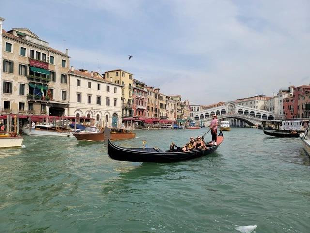 Cảnh đẹp không giống bất kỳ nơi đâu trên thế giới của Venice khiến thành phố thành nam châm hút khách. Ảnh: TN