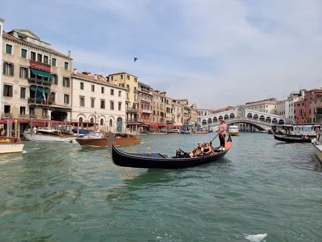 Cảnh đẹp không giống bất kỳ nơi đâu trên thế giới của Venice khiến thành phố thành nam châm hút khách. Ảnh: TN