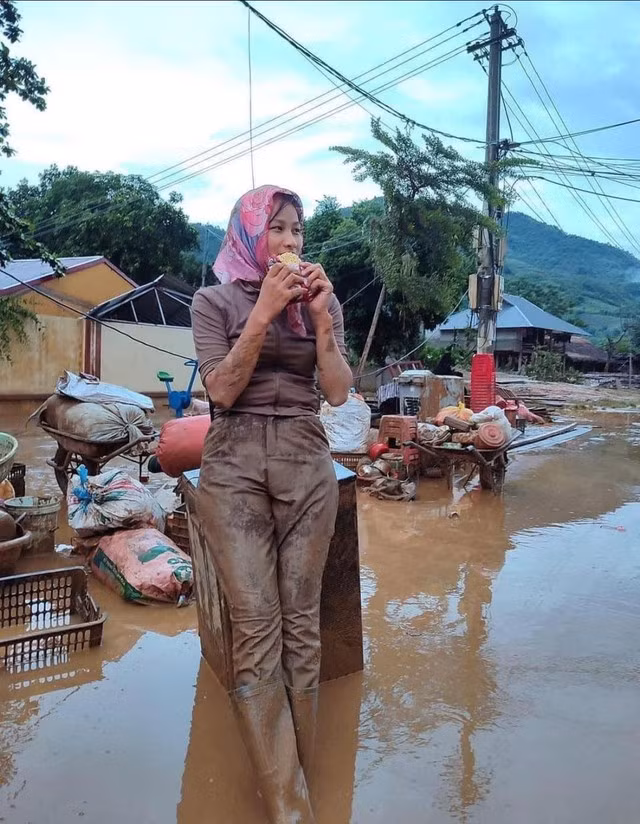 Hình ảnh lạc quan của cô giáo trẻ Hoàng Minh Diệp Hình ảnh lạc quan của cô giáo trẻ Hoàng Minh Diệp
